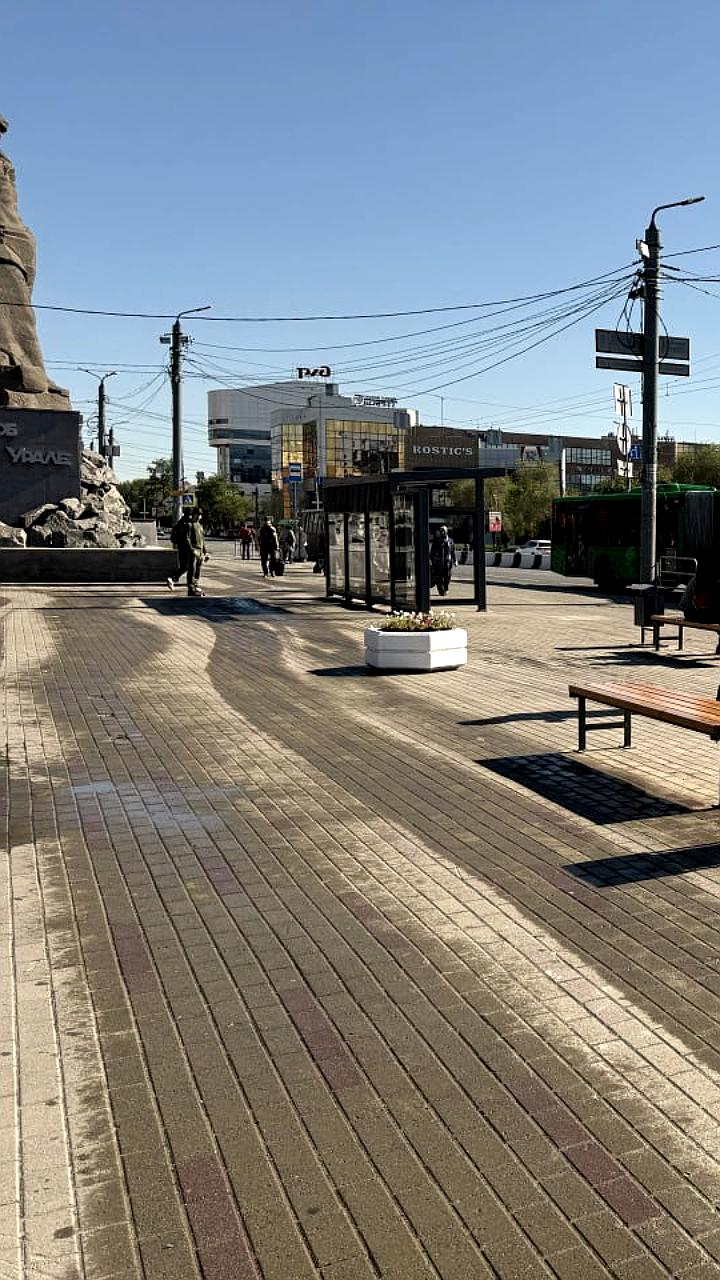 В Челябинске завершено благоустройство Привокзальной площади после сноса нелегальных киосков