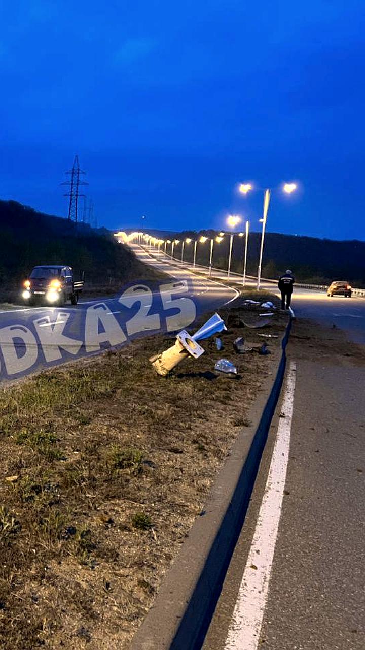 Водитель Toyota Corolla Fielder врезался в столб на Русском острове во Владивостоке