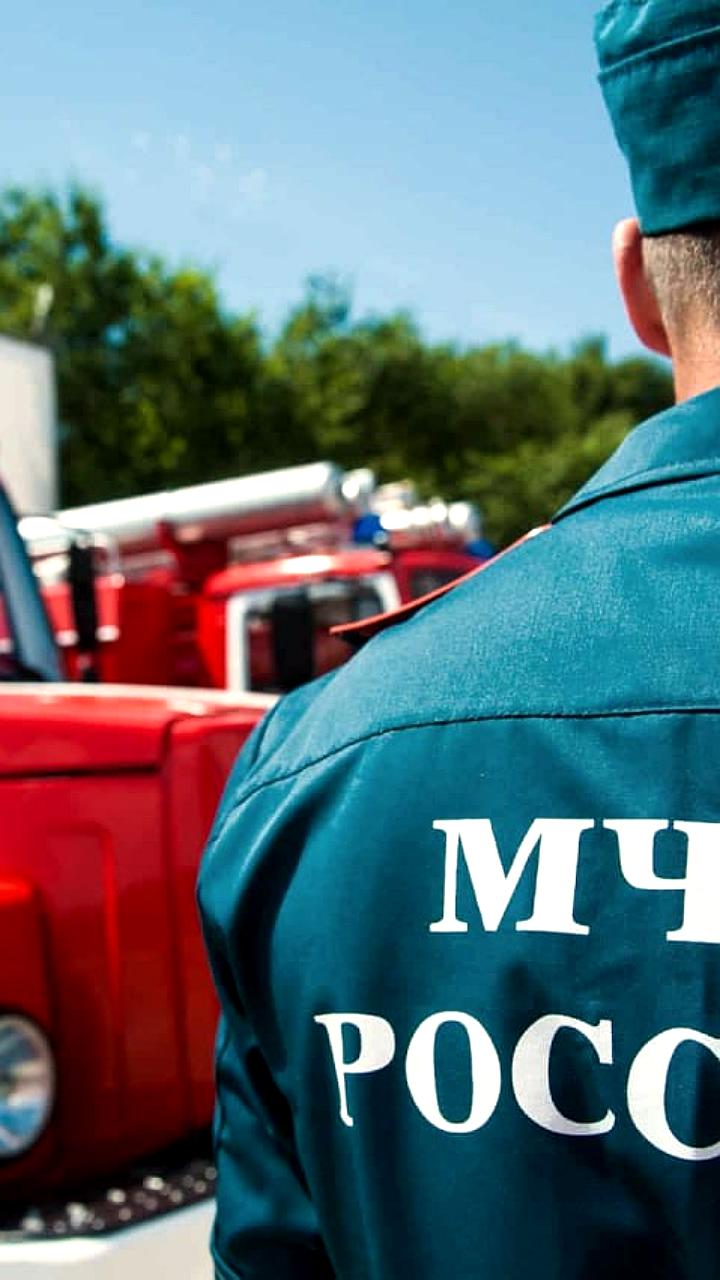 Спасатели пытаются извлечь мужчину, застрявшего между стенами дома на Абсалямова