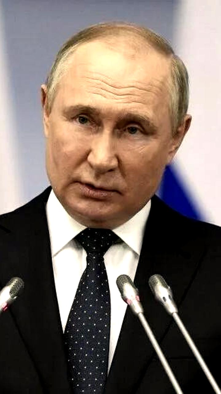 Путин поручил обеспечить ввод газопровода и начать строительство атомных ледоколов