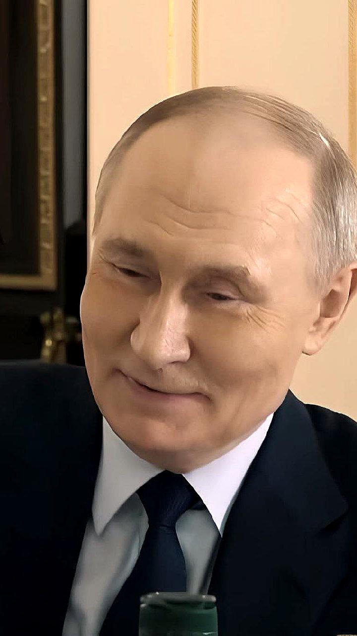 Анализ содержимого стола Владимира Путина в документальном фильме