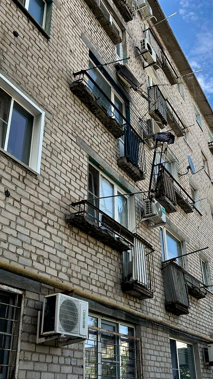 В Волжском возбуждено уголовное дело после падения пенсионерки с обрушившегося балкона