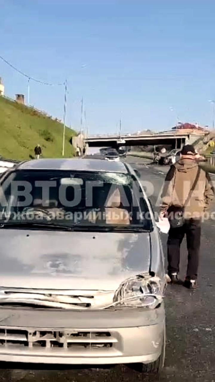 ДТП во Владивостоке: Nissan X-Trail столкнулся с леерным ограждением и повредил два автомобиля
