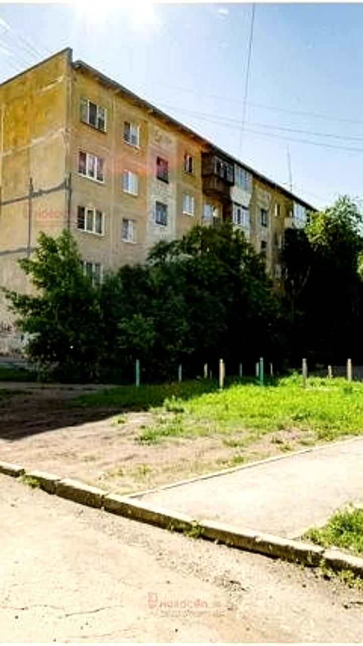 Ребенок выпал с четвертого этажа в Екатеринбурге: госпитализация и предупреждение для родителей
