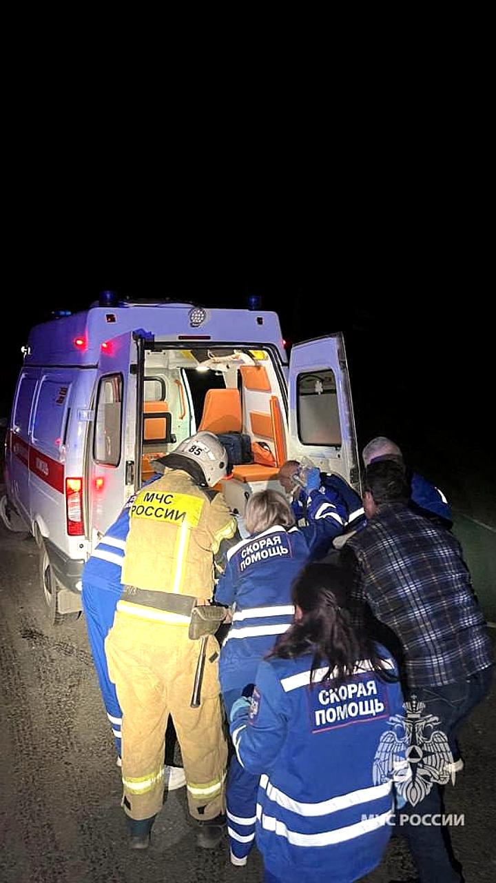 МЧС ДНР спас водителя в Торезе и ликвидировал угрозу взрывоопасных предметов