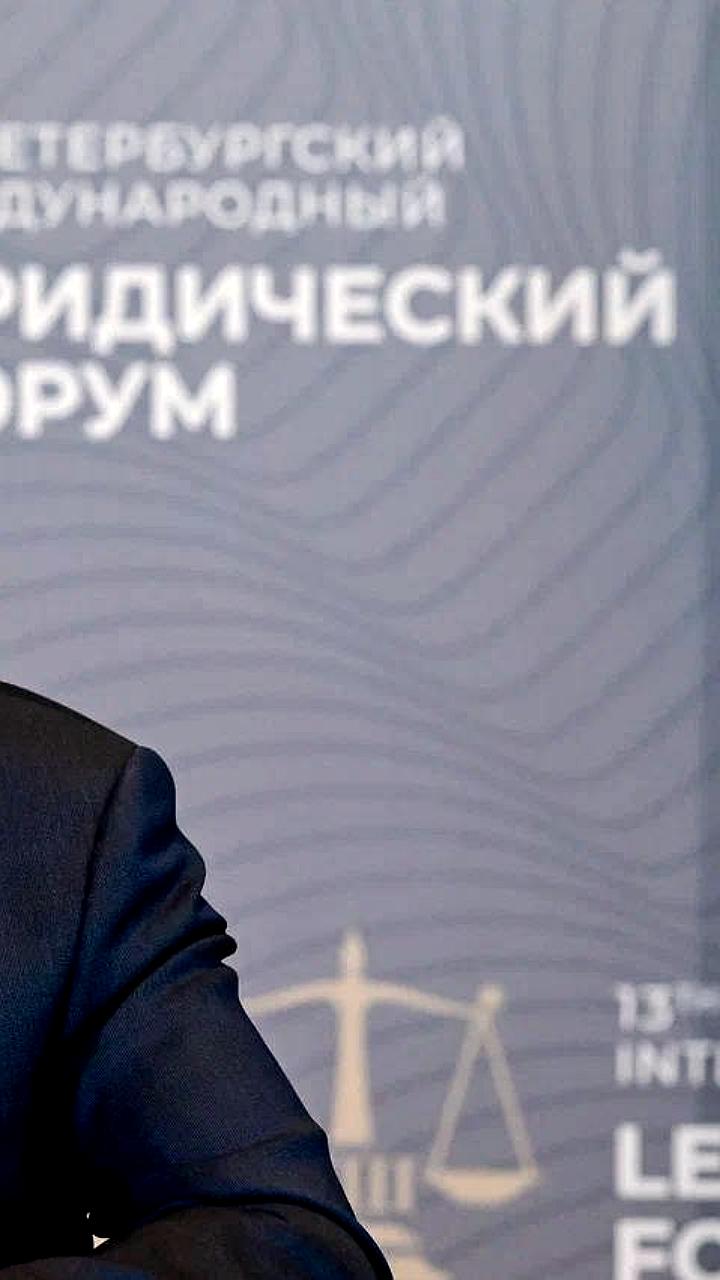 Робот участвует в подписании соглашения на ПМЮФ в Санкт-Петербурге