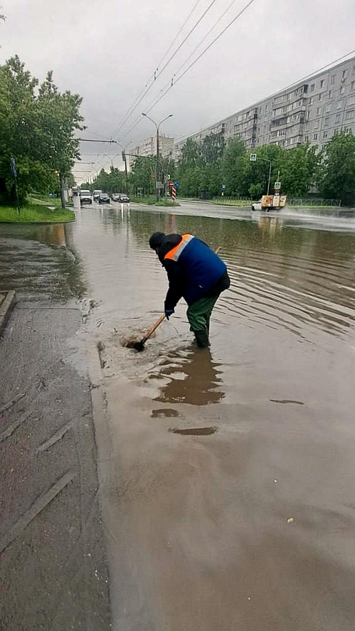 Дорожные службы Казани активно борются с потопами