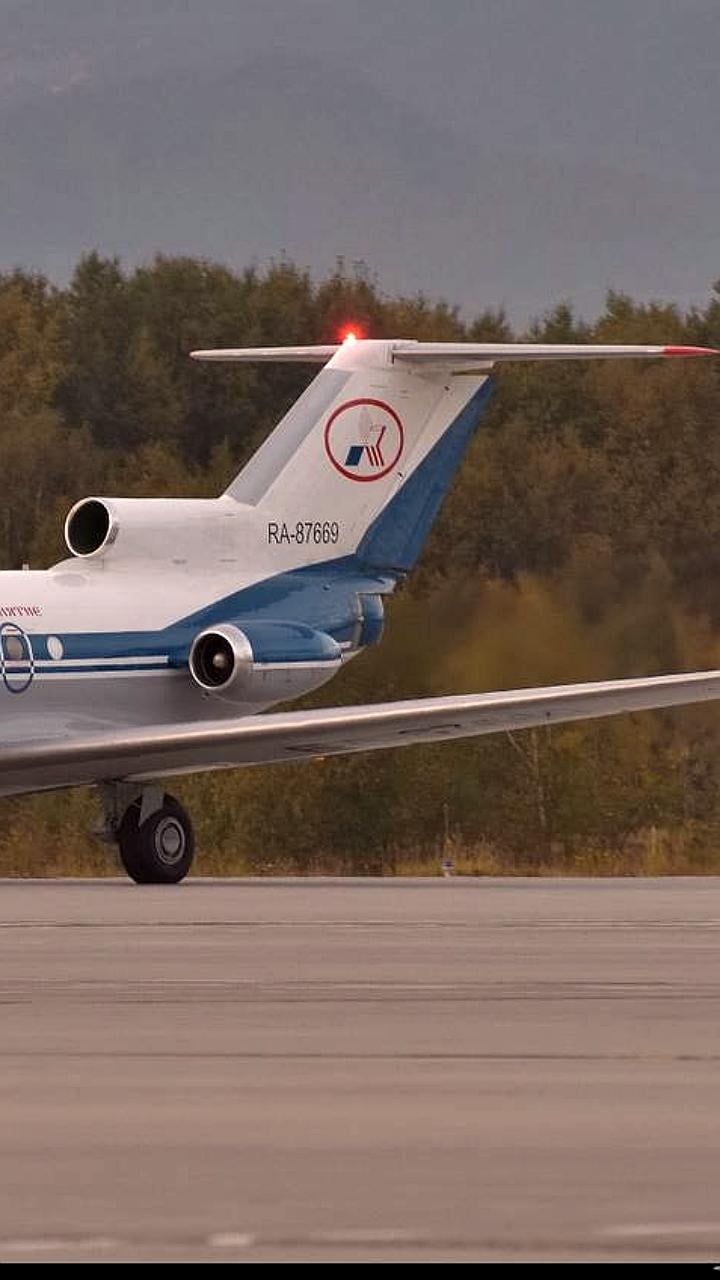 Авиадиспетчер предотвратил взлет Як-40 с открытой дверью в Петропавловске-Камчатском