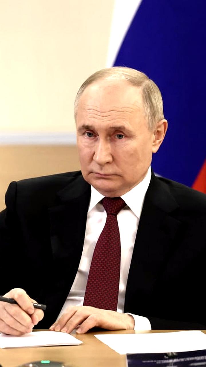 Путин поручил увеличить разминирование и сохранить выплаты для жителей Курской области