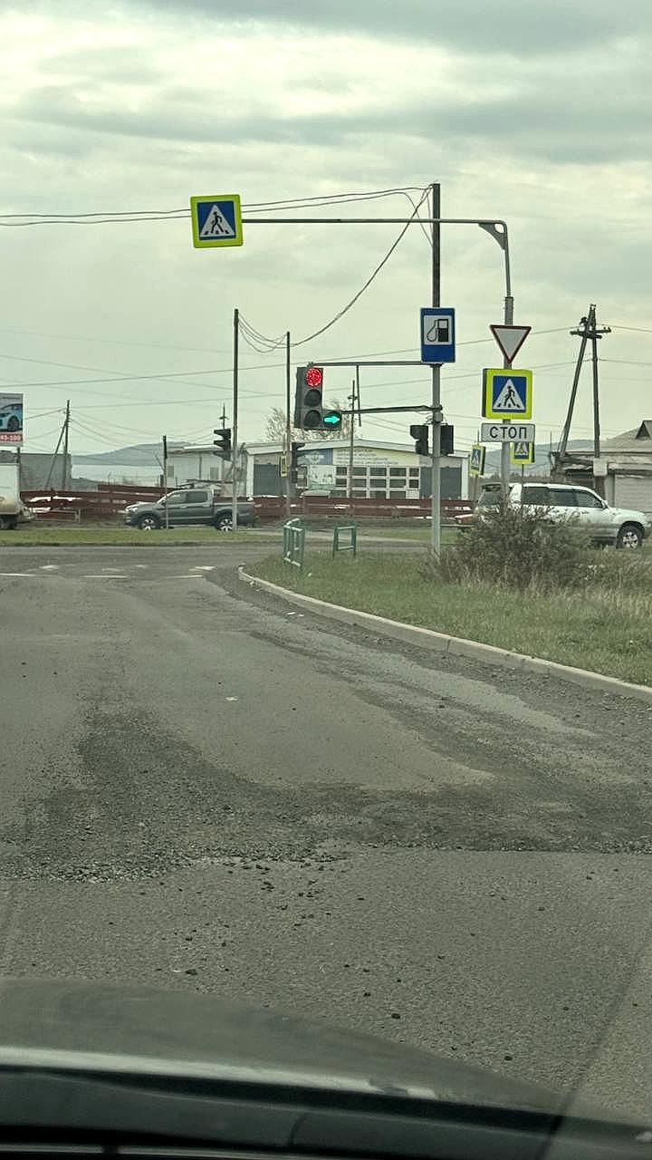 Проблемы с состоянием дорог в Хабаровске и Братске: критика подрядчиков и муниципальных служб