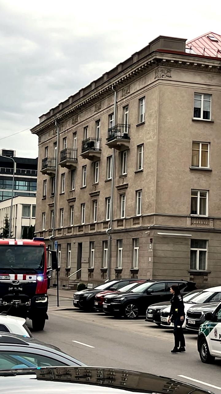 Полицейские Махачкалы спасли мужчину из горящей квартиры