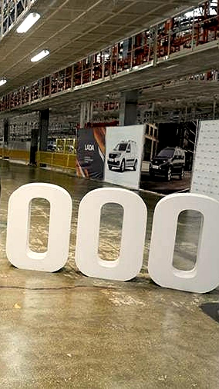 АВТОВАЗ выпустил юбилейный 50-тысячный Ларгус в Ижевске