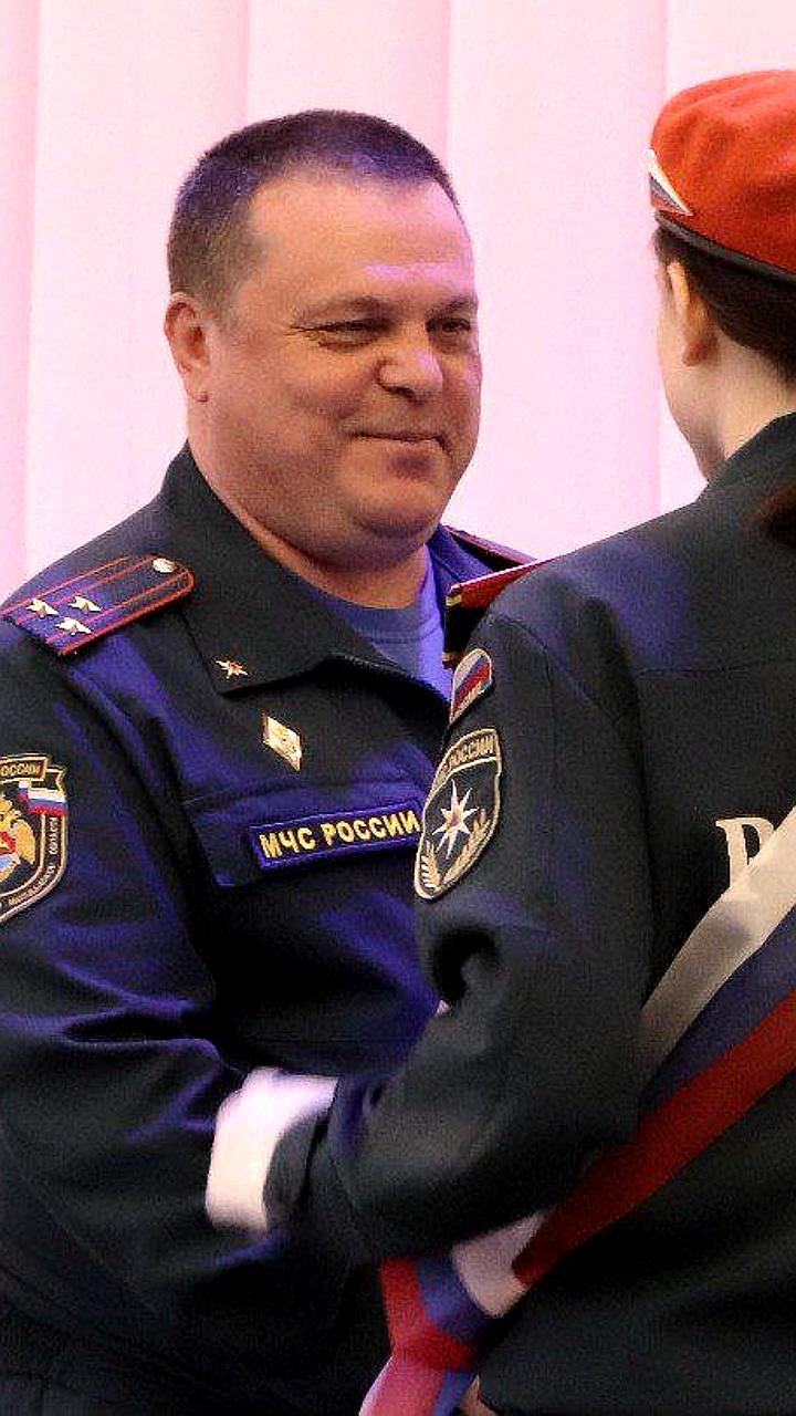 Выпускники школ Магадана и Кузбасса отметили 'Последний звонок'