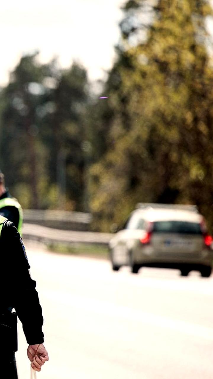В Южно-Сахалинске пьяный водитель врезался в три автомобиля, пытаясь скрыться от ДПС