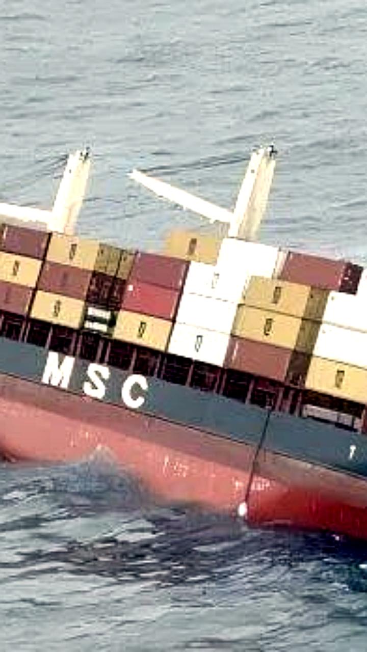 Контейнеровоз MSC ELSA 3 перевернулся в Аравийском море, экипаж спасен