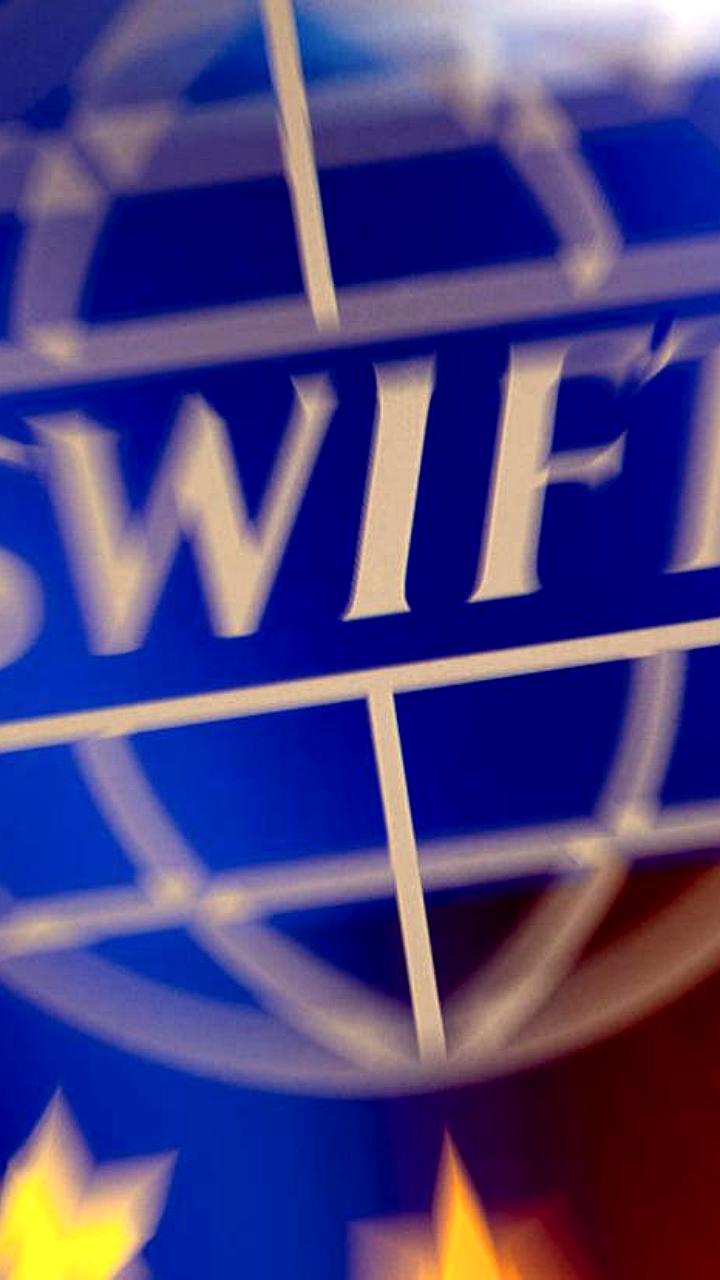 ЕС обсуждает отключение более 20 банков от SWIFT и снижение цен на нефть