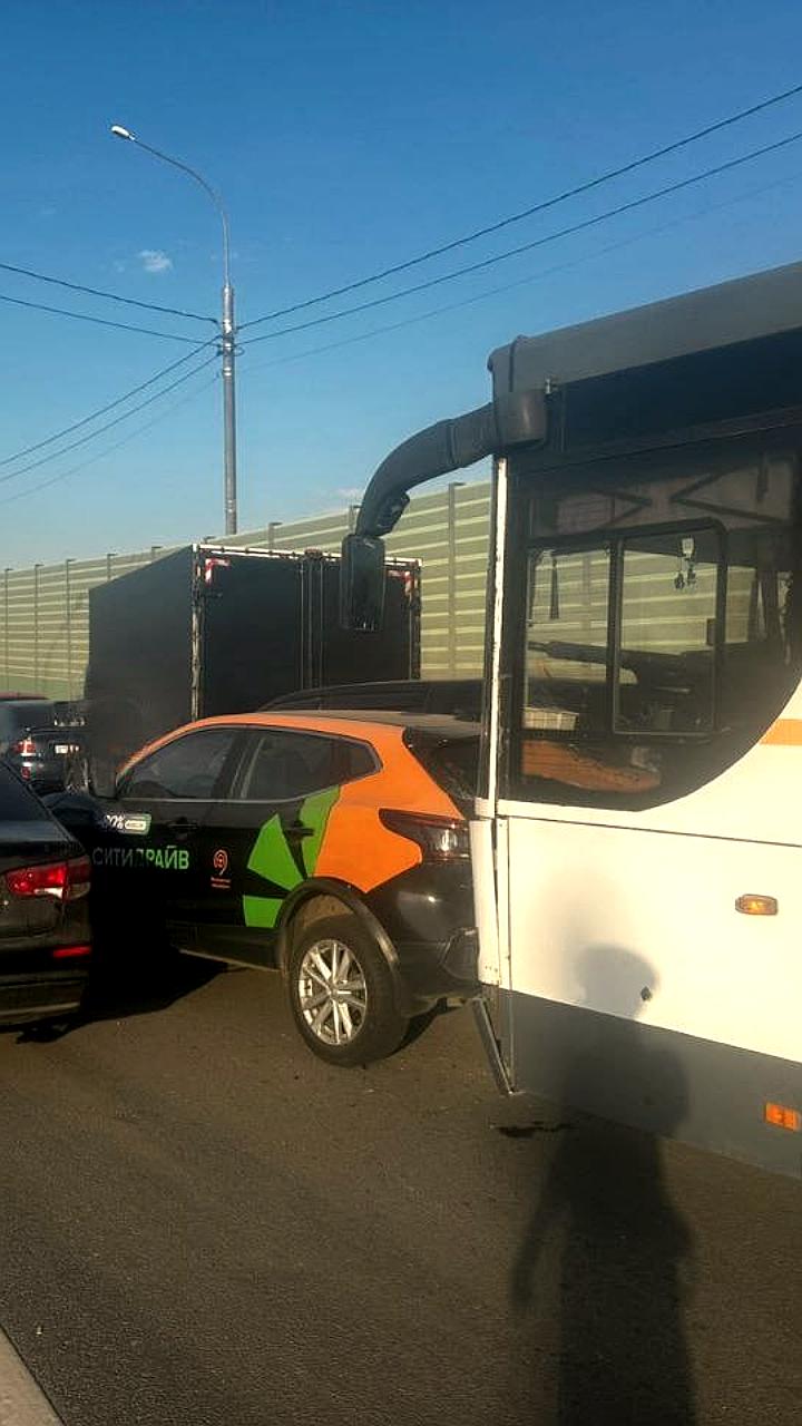 Столкновение автобуса с пятью легковыми автомобилями на трассе М-10 в Подмосковье