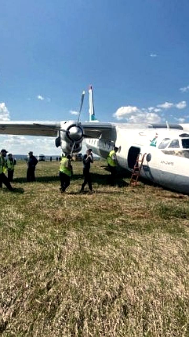 Самолет АН-24 выкатился за пределы взлетной полосы в Киренске