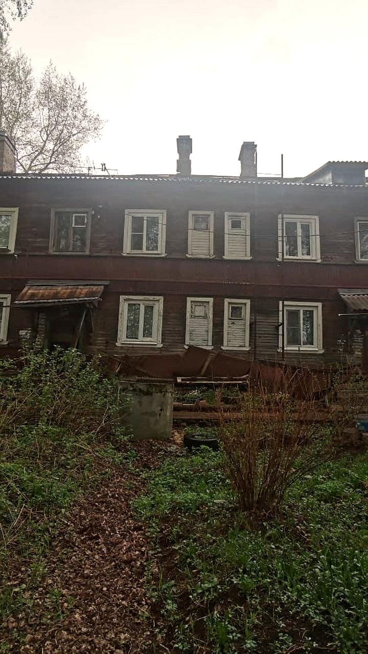 В Архангельске деревянный дом сошел со свай: власти ищут временное жилье для жителей