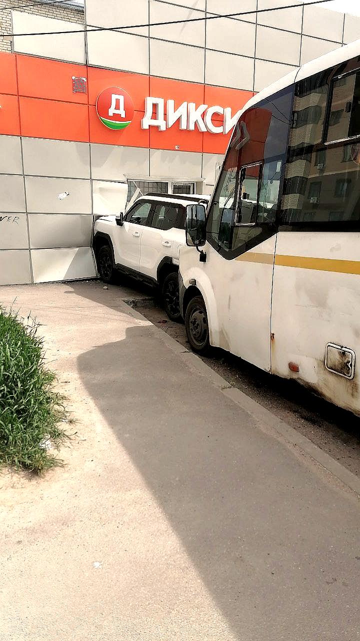 В Лобне автобус столкнулся с внедорожником и повредил магазин