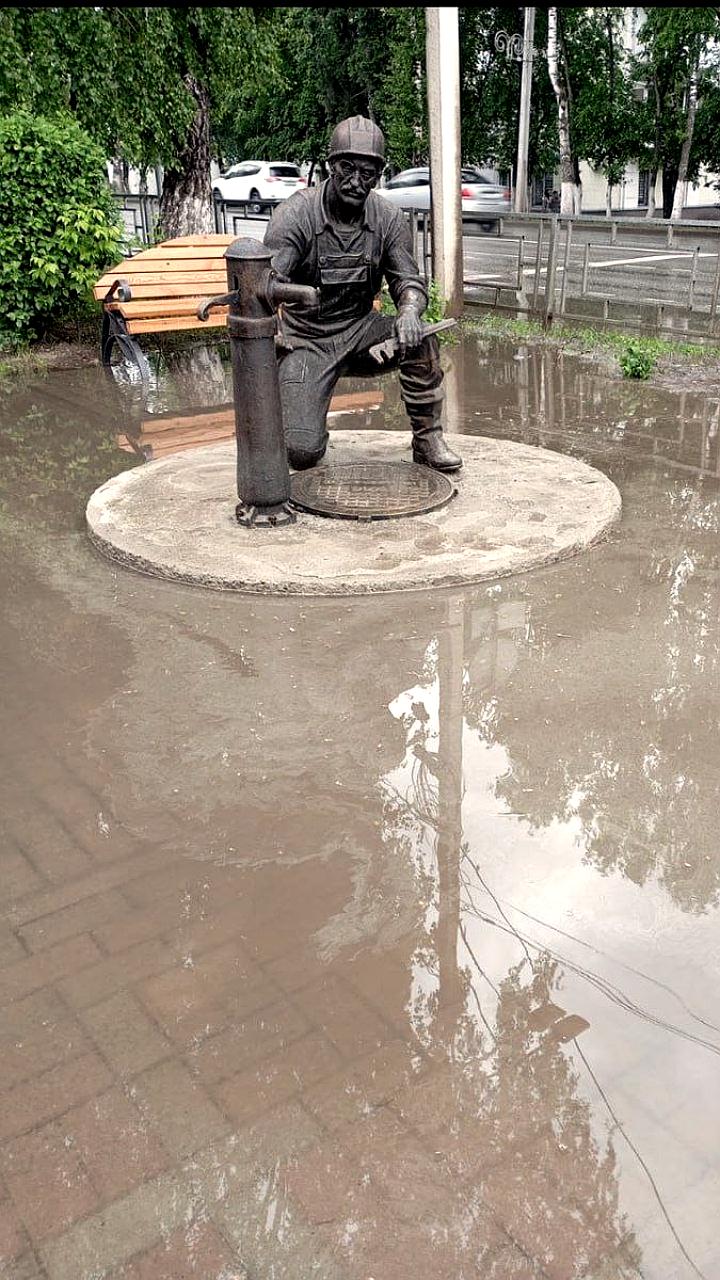 Памятник работникам ЖКХ в Горно-Алтайске оказался в воде