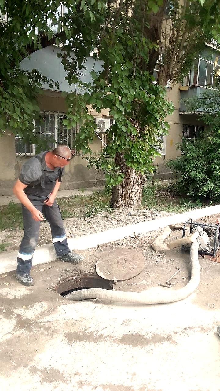 Устранение повреждения водопровода в центре Улан-Удэ продолжается