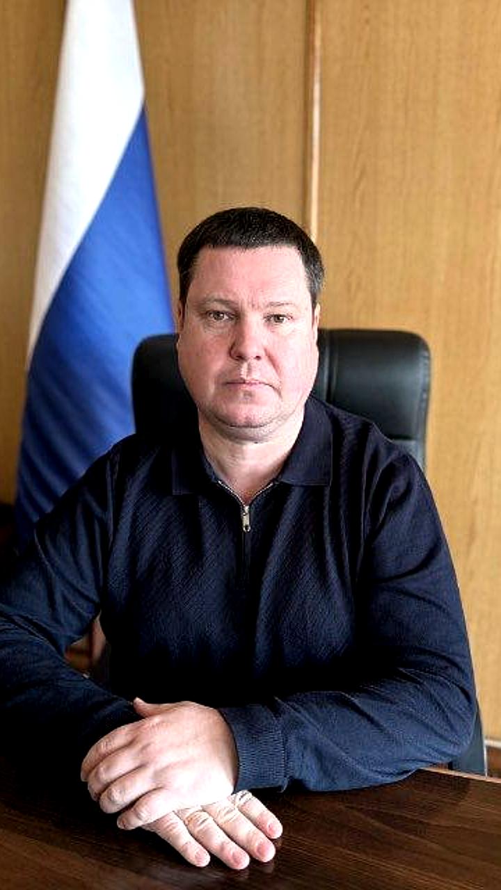 Глава Новокаховского округа Виталий Гура отстранен от должности за неподобающее поведение на мемориале