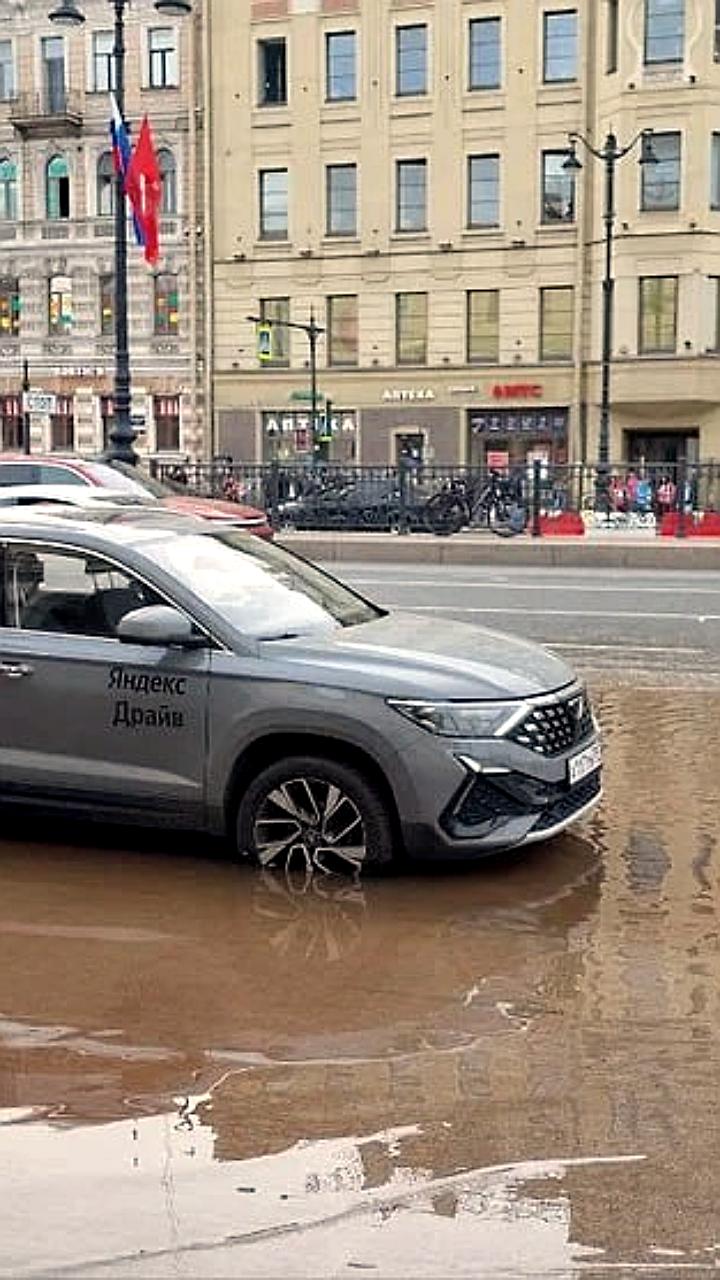 Повреждение трубопровода на Лиговском проспекте затопило площадь Восстания