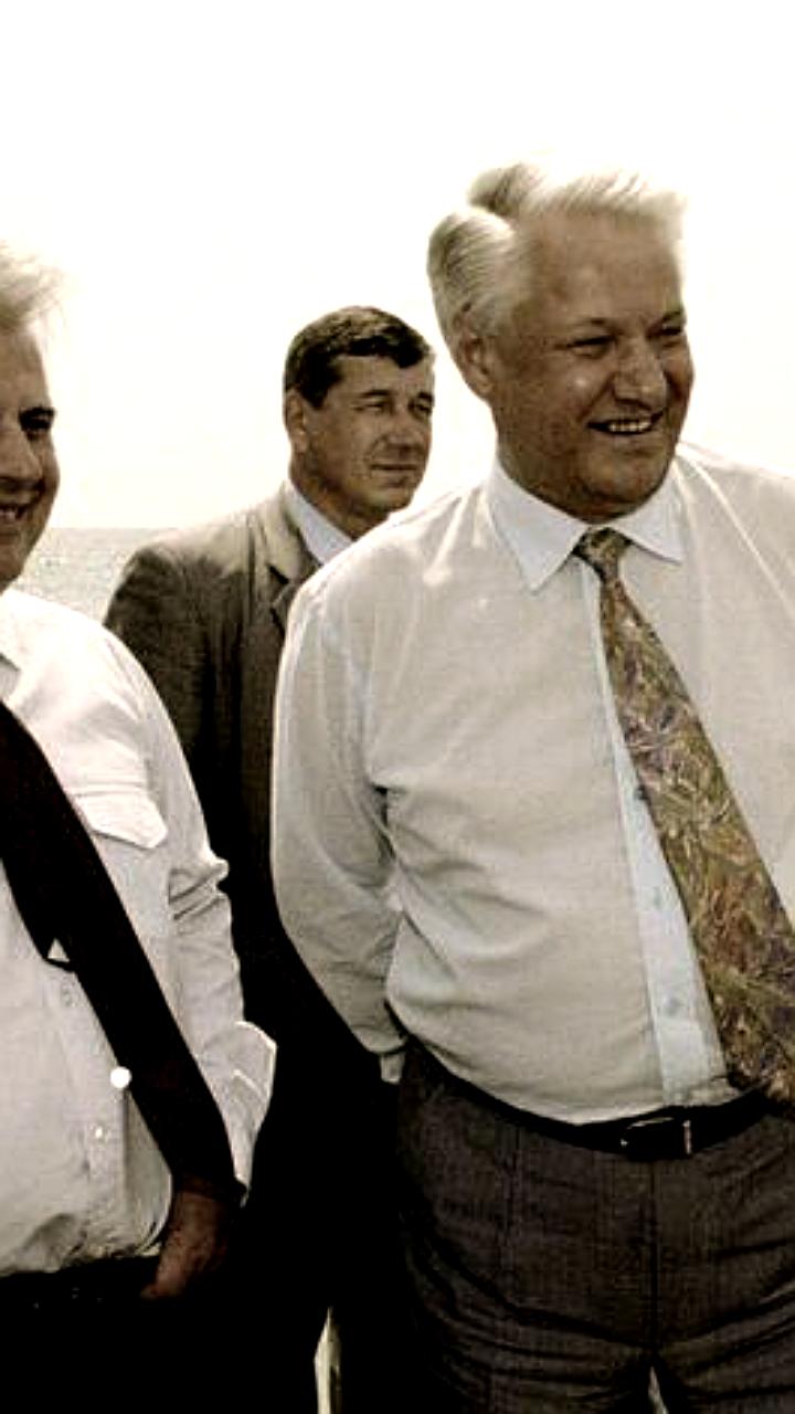 Кравчук мог отдать Крым России в 1991 году, утверждает Азаров