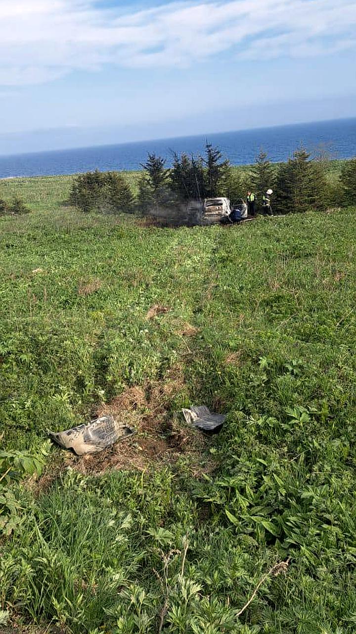 ДТП на Сахалине: Kia Soul загорелся после съезда с дороги, водитель травмирована