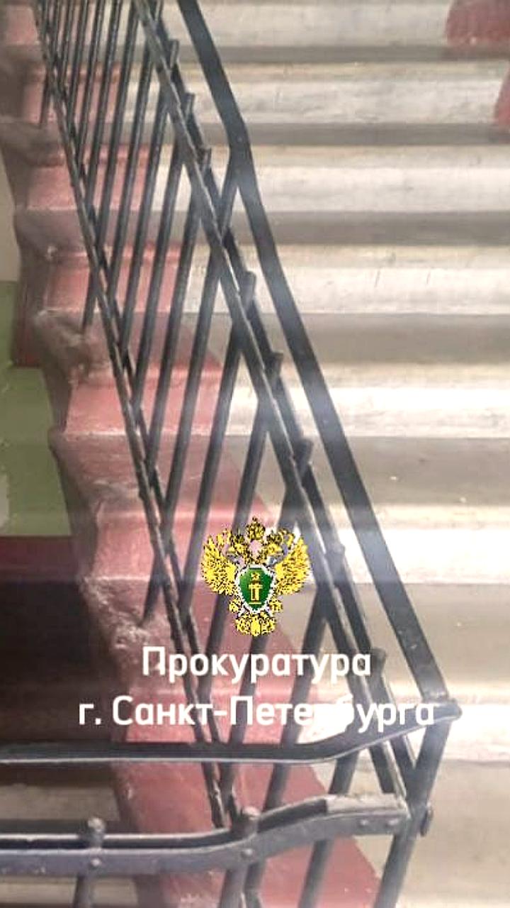 В Петербурге мать оставила годовалую дочь в подъезде, пока сама продолжала пить