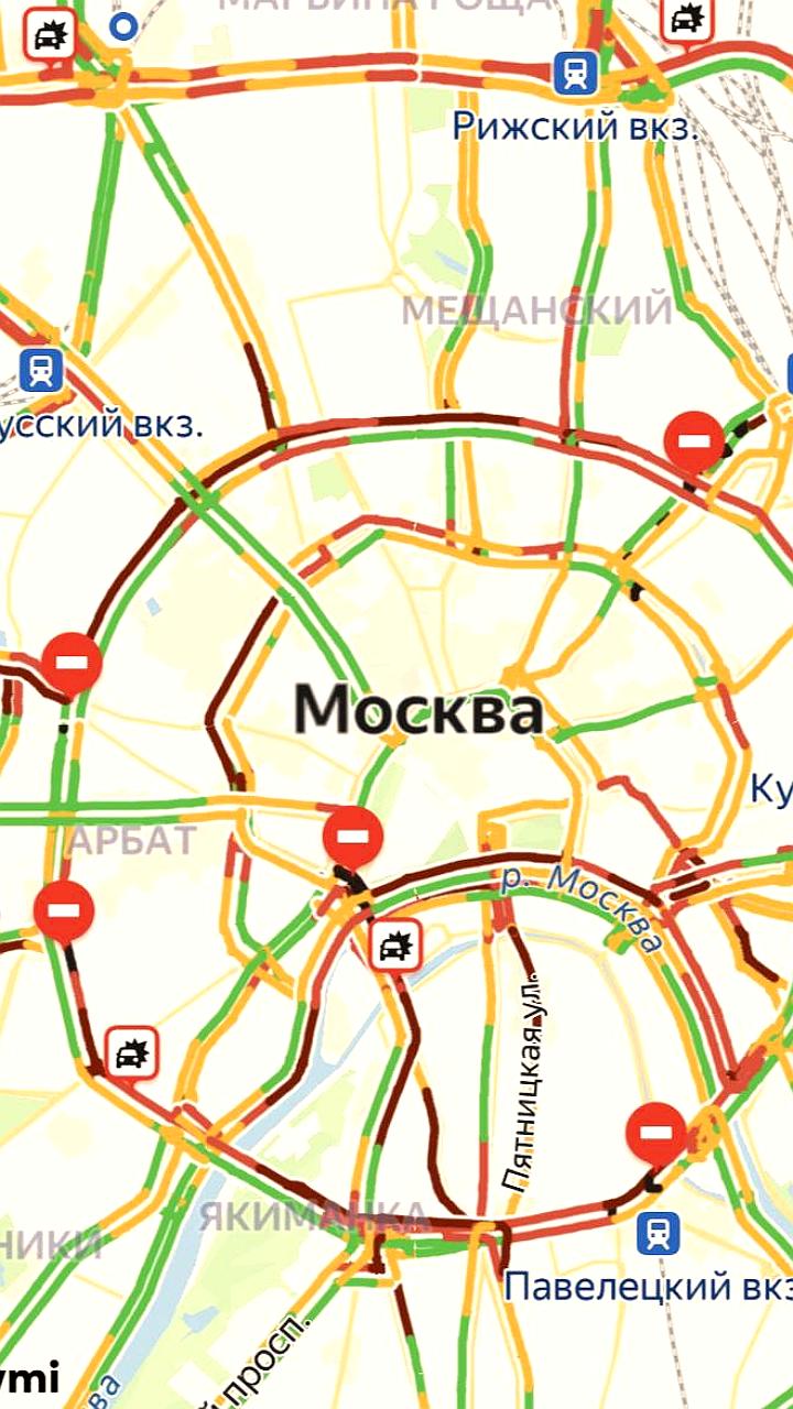 Пробки в центре Москвы из-за перекрытий на ключевых улицах