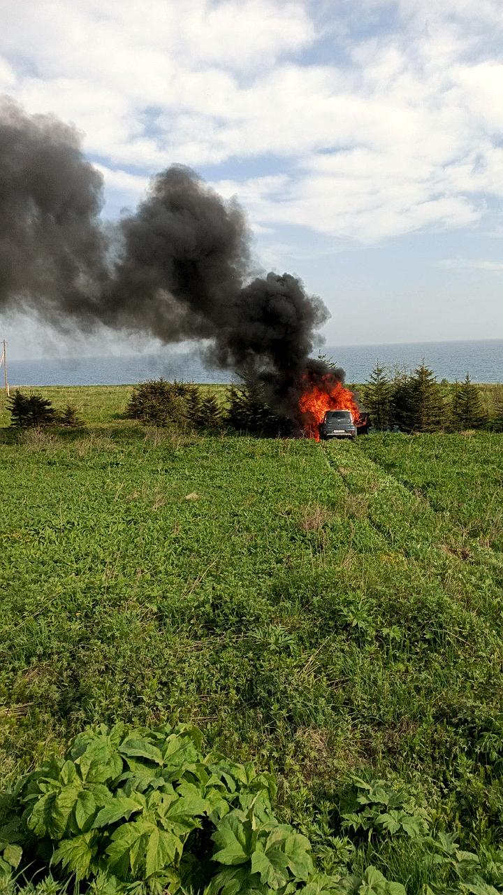 Пожарные ликвидировали последствия ДТП с горящим автомобилем в Корсаковском районе