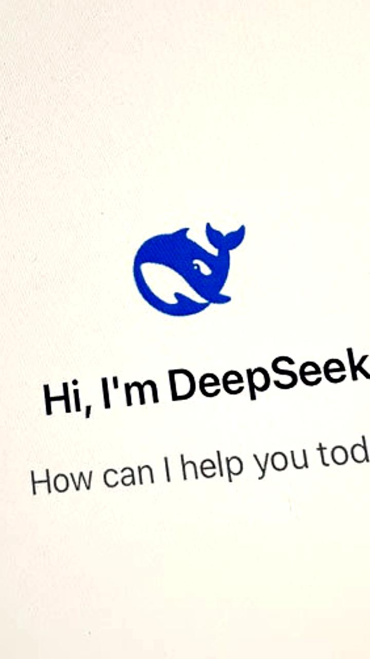 DeepSeek анонсирует обновление нейросети R1 с улучшениями в анализе и написании кода