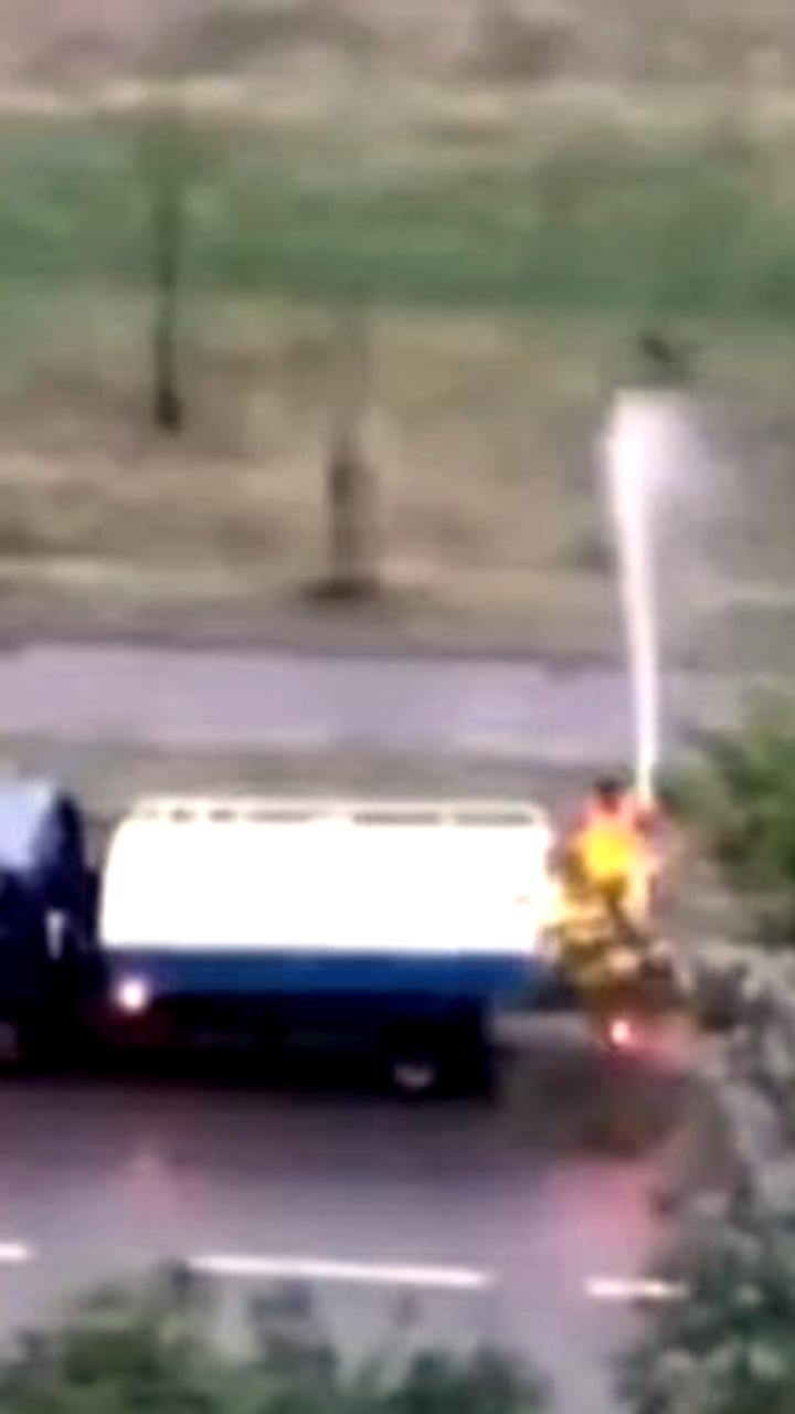 В Краснодаре поливальная машина работает под дождем, вызывая споры среди жителей