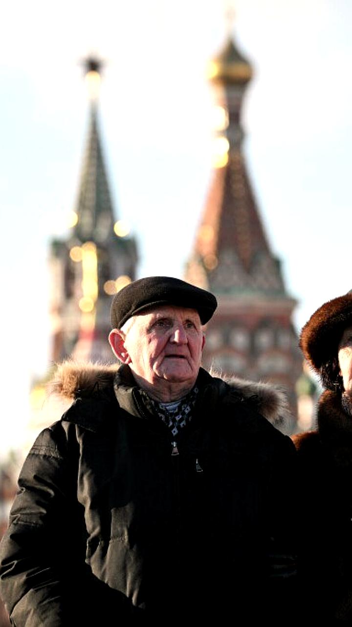 Средняя пенсия женщин в России превышает мужскую