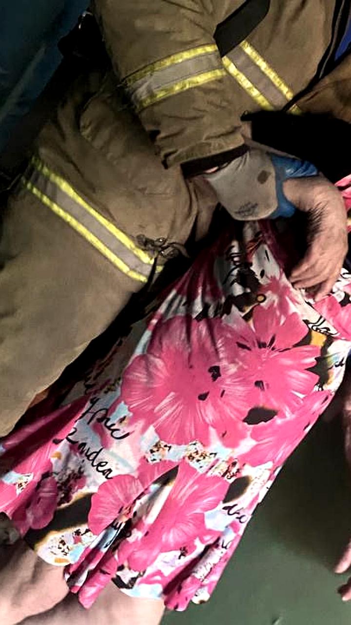 Пожарные МЧС России эвакуировали 27 человек в Светлом и ликвидировали возгорание в Оленегорске