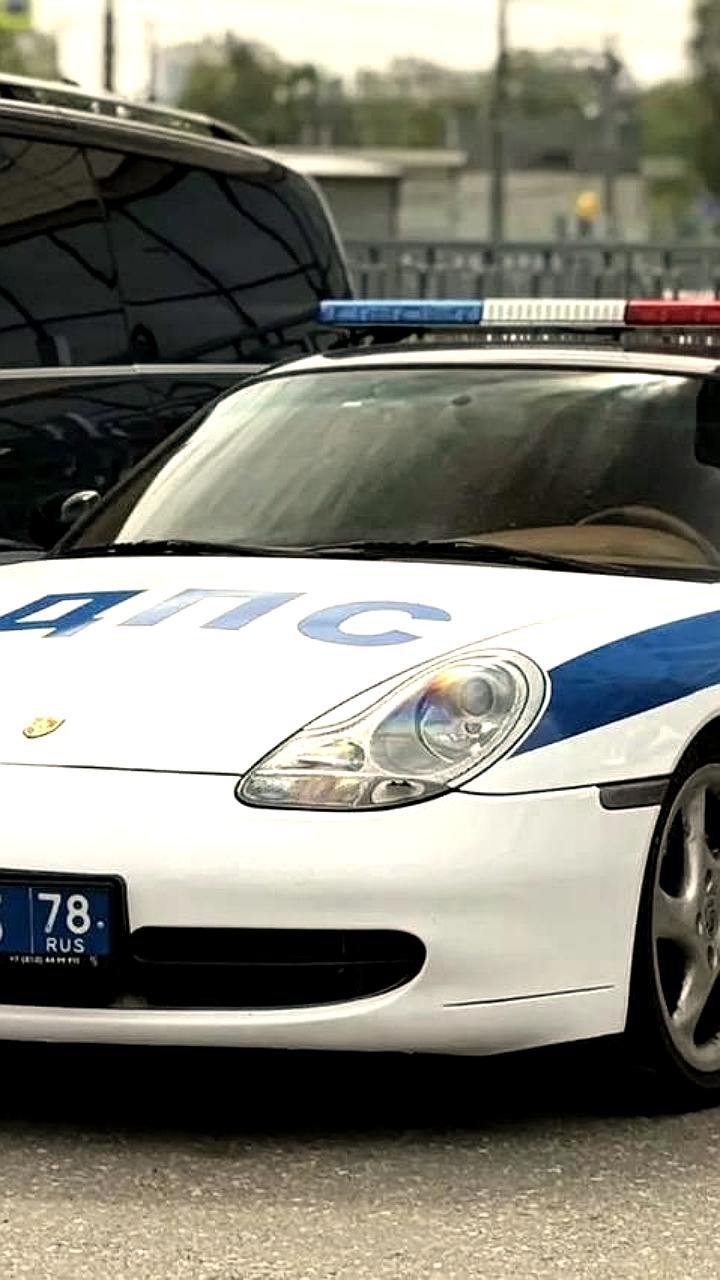 Полицейский Porsche 911 вернулся на патрулирование в Санкт-Петербурге во время форума