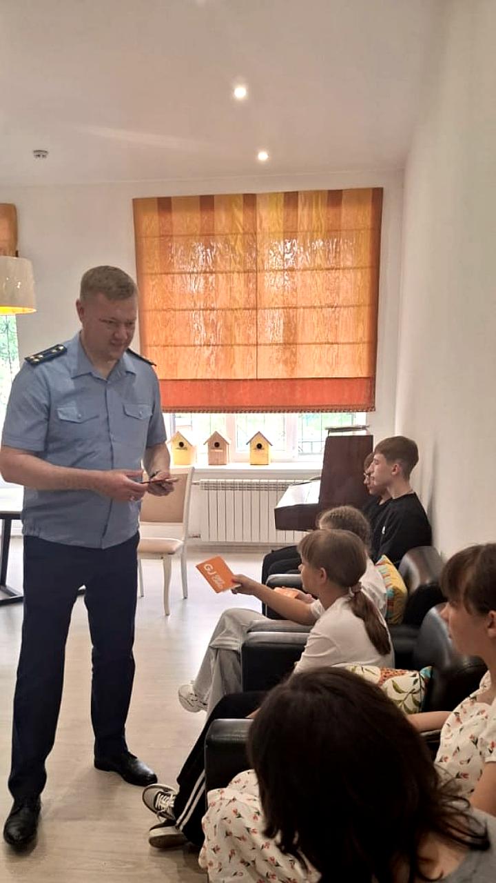 Транспортные прокуроры поздравили детей с Международным днем защиты детей
