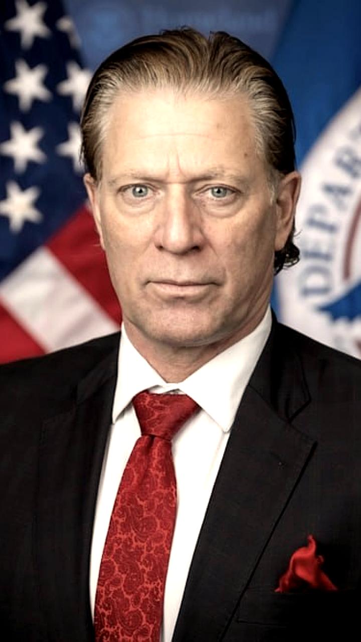 Глава FEMA Дэвид Ричардсон не знал о сезоне ураганов в США
