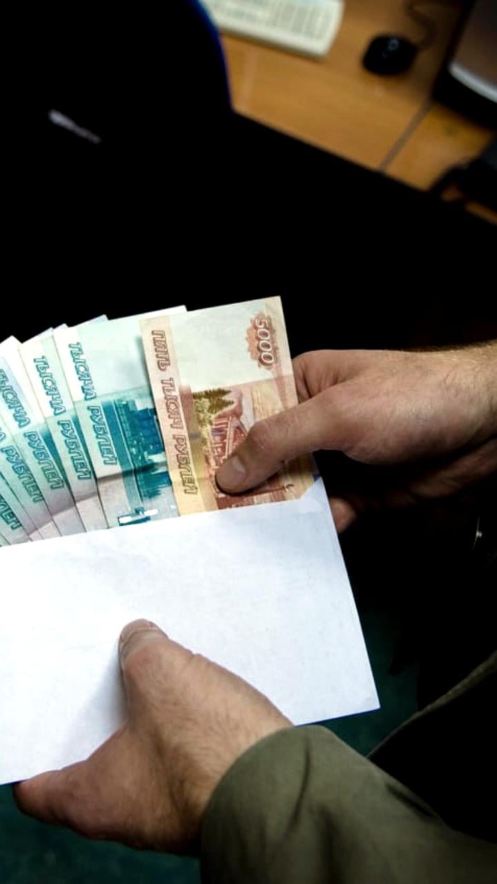 Заместитель главы администрации Цунтинского района обвиняется в злоупотреблении полномочиями из-за покупки непригодного жилья для сироты