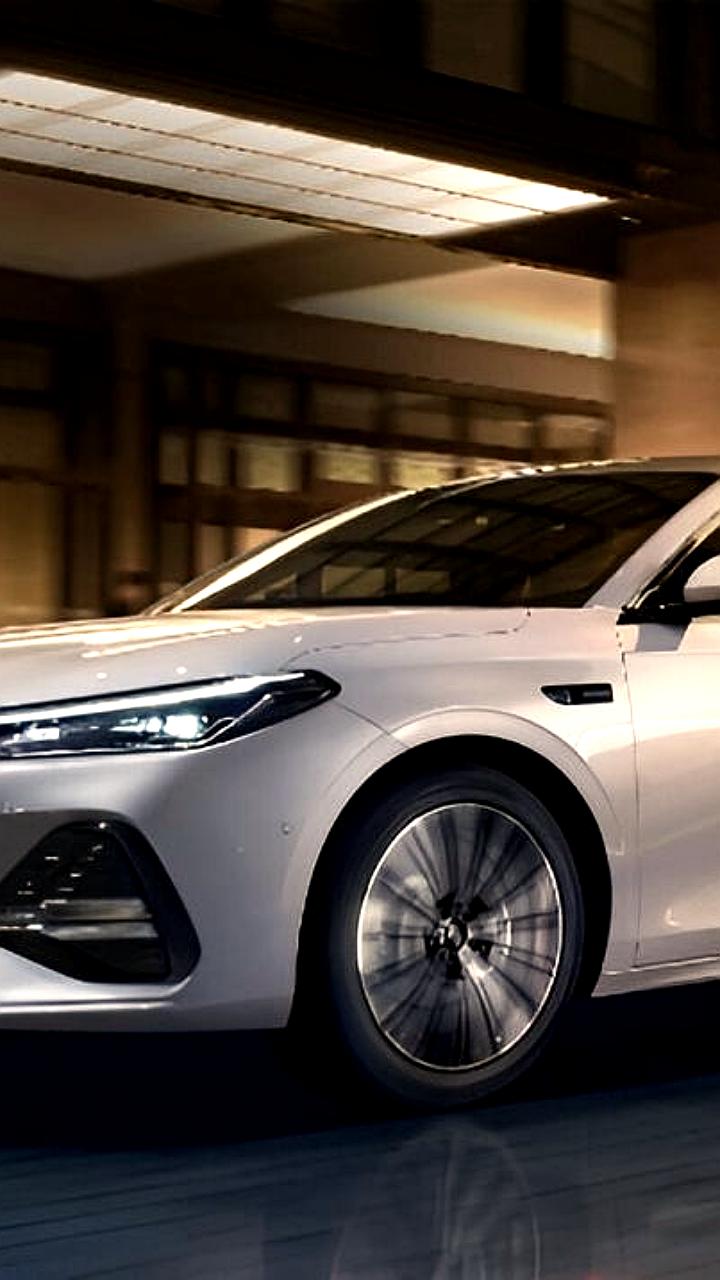 Geely представила новый гибридный седан Galaxy A7 с запасом хода до 2100 км