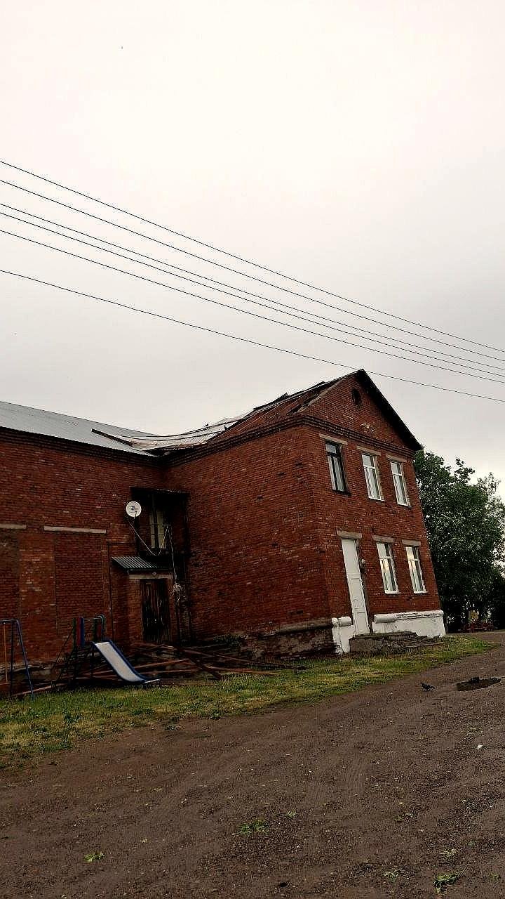 Ураганный ветер повредил здания и инфраструктуру в Крылово