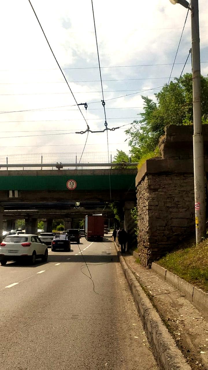 В Казани временно приостановлено движение трамваев и троллейбусов из-за повреждений сети