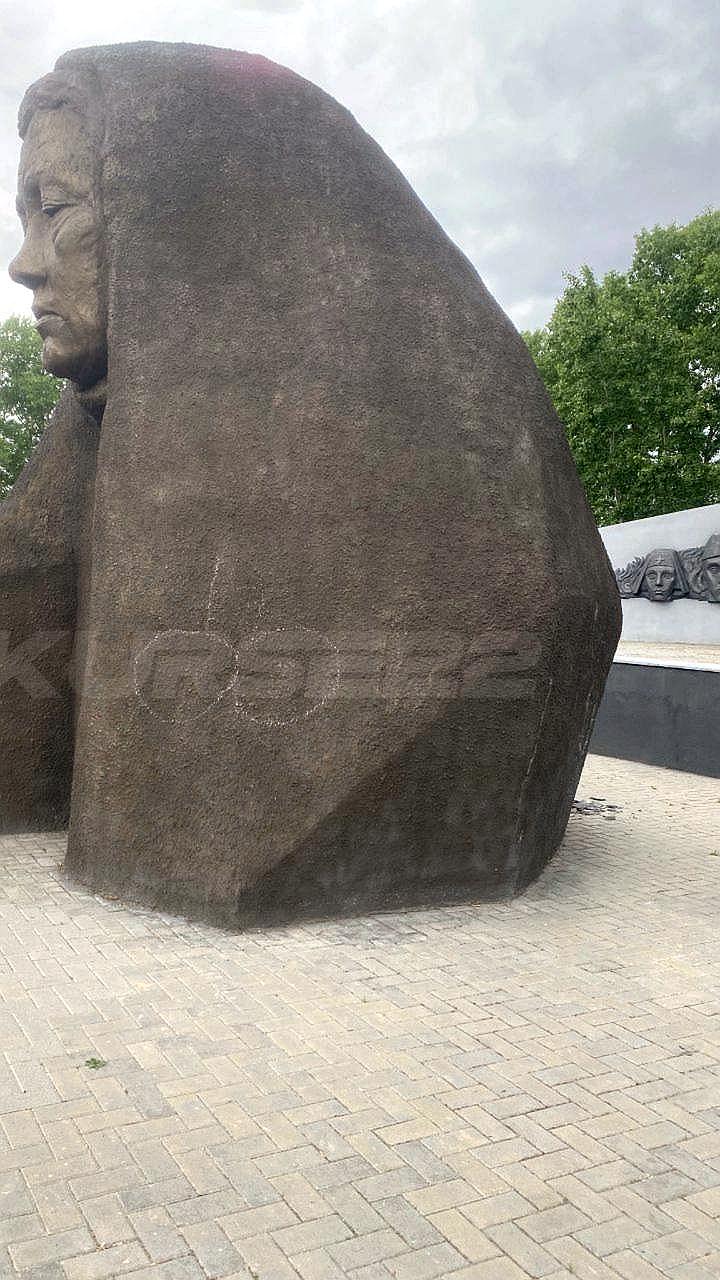 В Павловске подростки осквернили стеллу Скорбящей Матери, местные власти проводят проверку