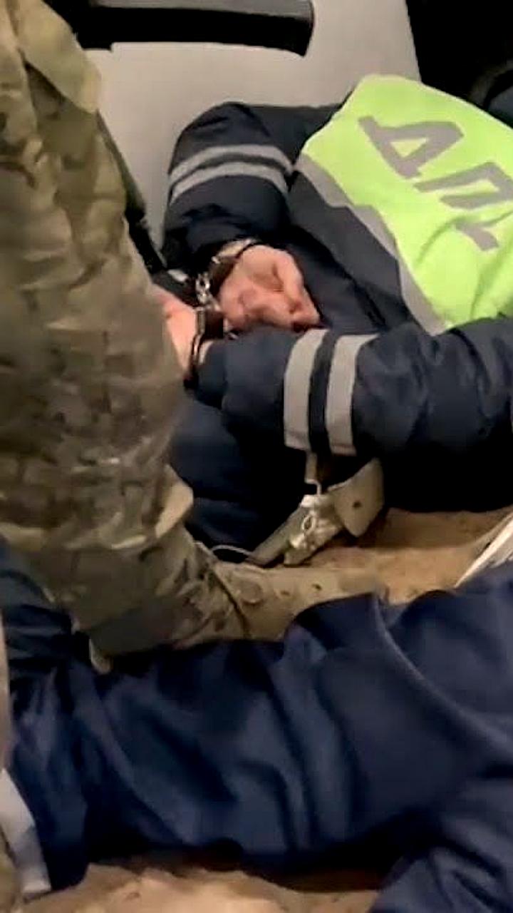В Новосибирске задержаны инспекторы ГИБДД и сотрудники эвакуационной службы по делу о взятках