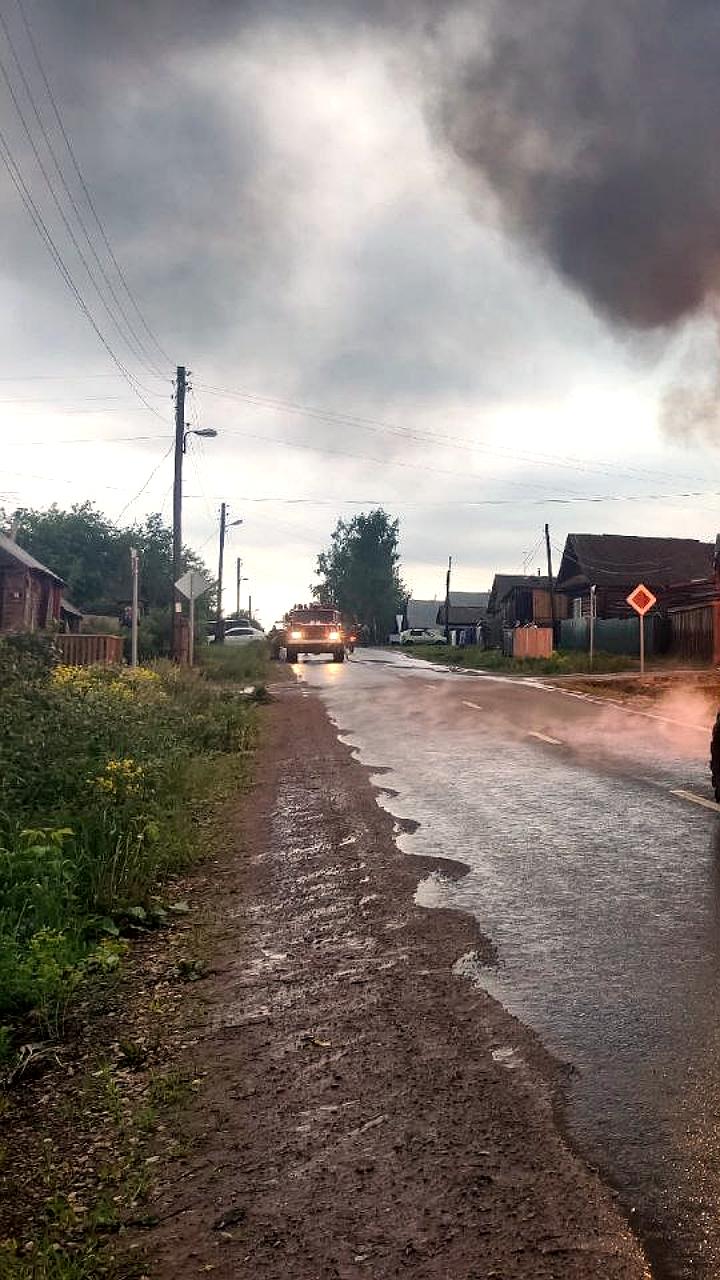 Молния вызвала пожар в жилом доме в Кувандыке