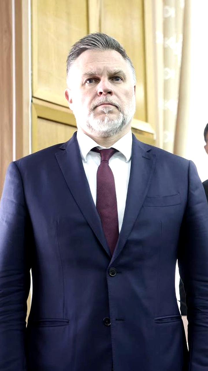Глава Якутии Айсен Николаев отчитывается на пленарном заседании парламента