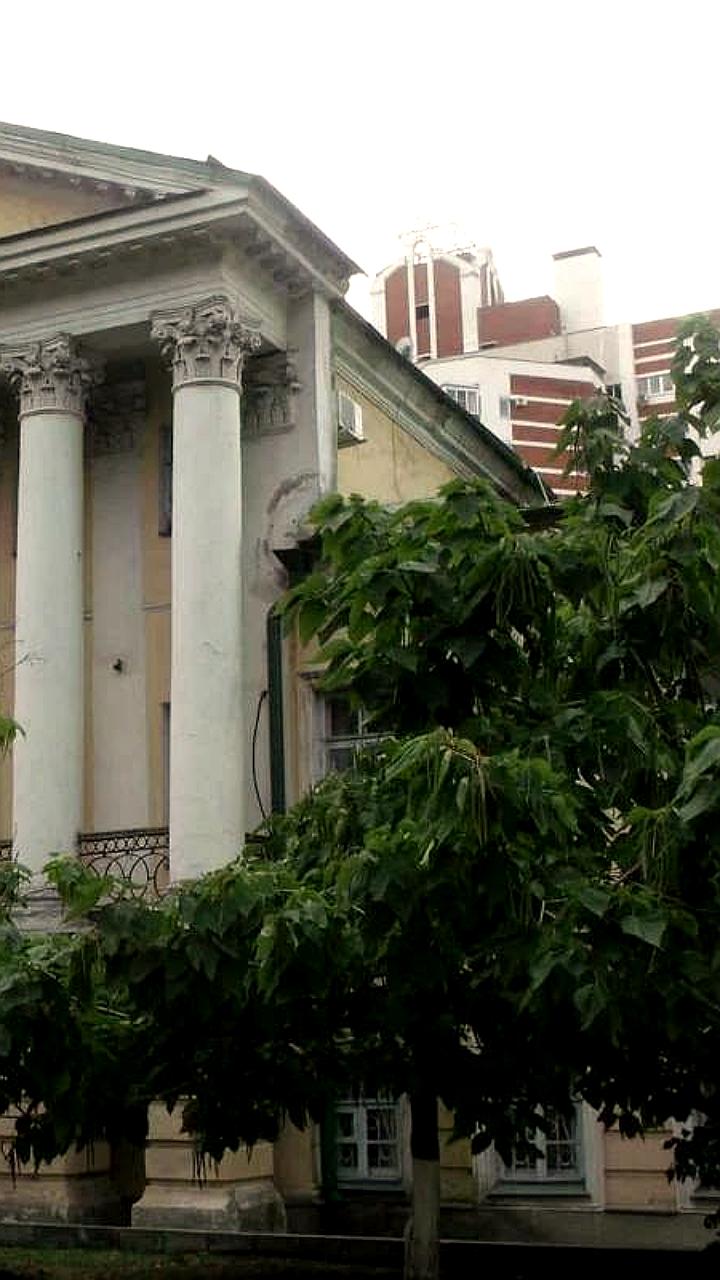 Реставрация исторических зданий: обновление кровли в Севастополе и продолжение работ в Воронеже
