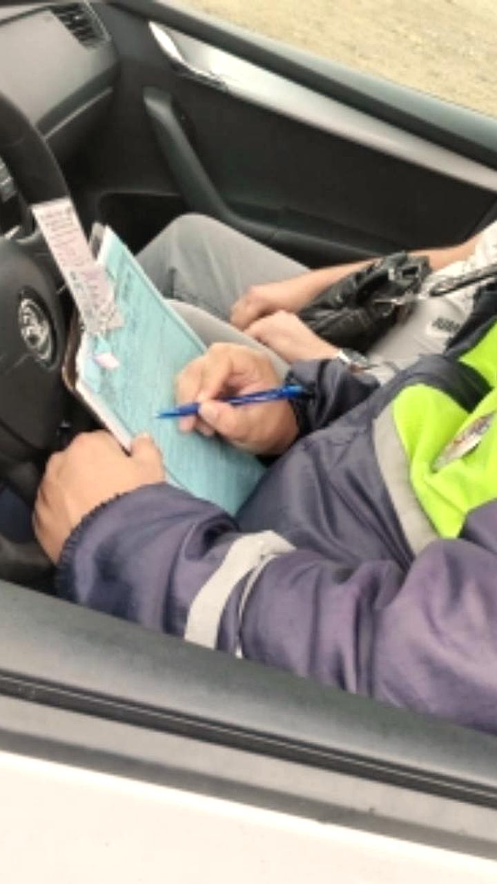 В Дагестане полицейские изъяли поддельное водительское удостоверение у водителя иномарки